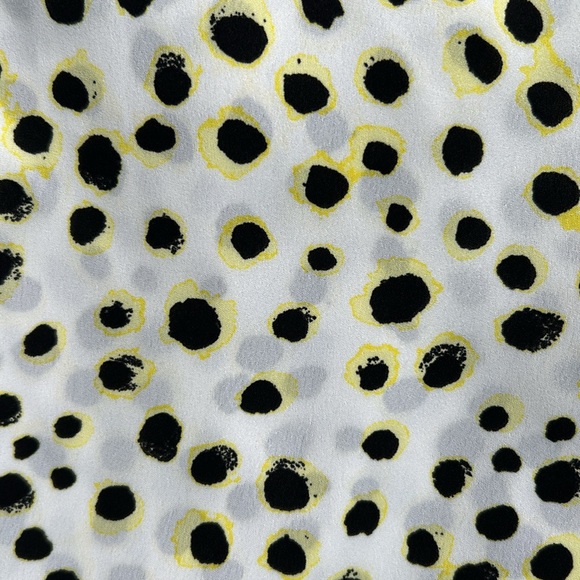 Ann Taylor XSP  short sleeve 💯% polyester blackwhite yellow polka dot blouse - Picture 3 of 5